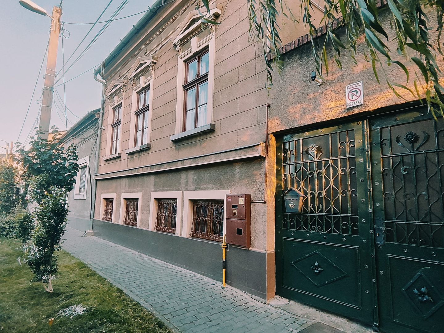 Casă cu 2 apartamente la un pas de centrul orașului! - Poză 2