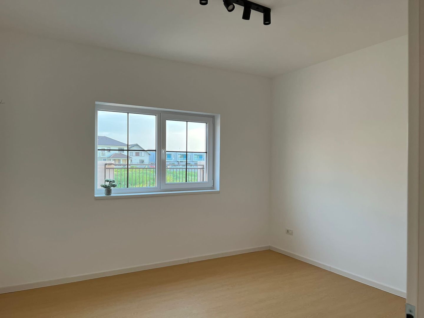 Casa Dumbravita cu 4 dormitoare si teren de 350mp - Poză 11
