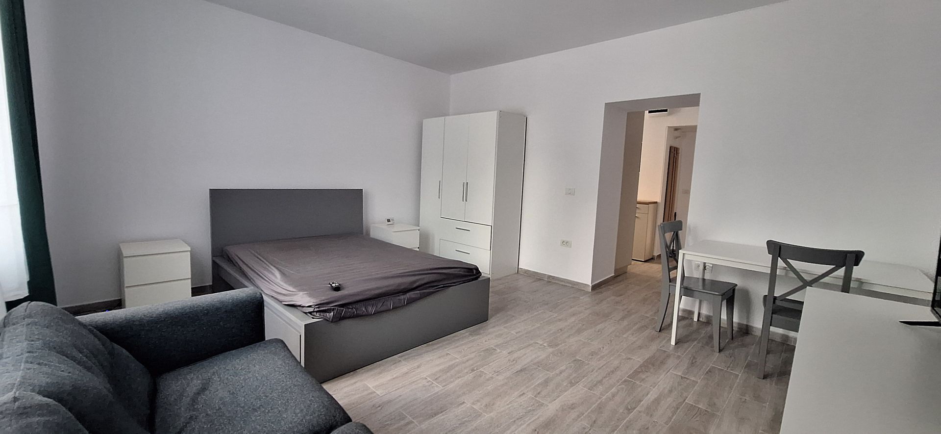 Apartament central cu o camera si loc de parcare - Poză 1