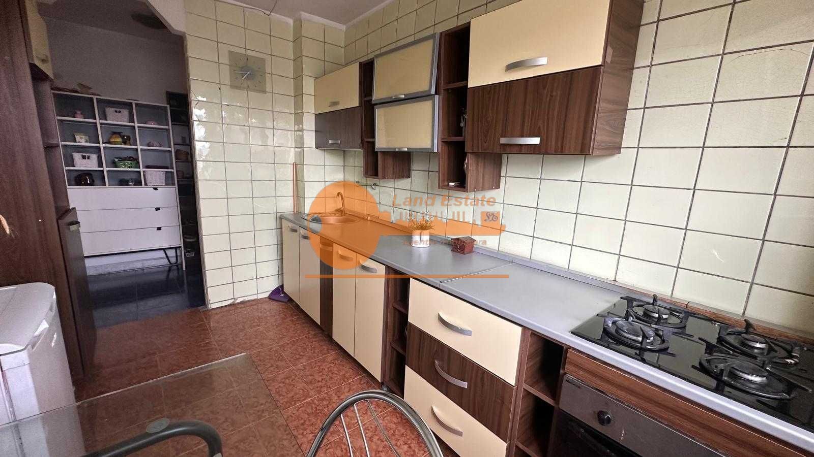 Apartament cu 4 camere in zona Teiul Doamnei - Poză 1