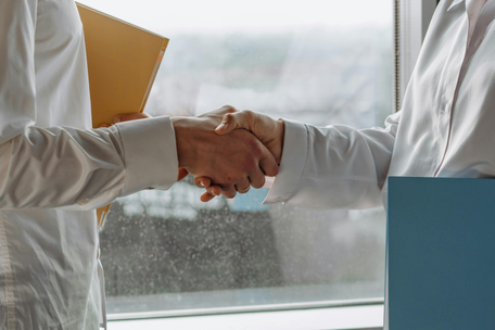 Valorile în care credem SIMPLIFICAREA PROCESULUI DE ACHIZIȚIENe-am propus să transformăm achiziția unei proprietăți într-o experiență clară, bine structurată și susținută de servicii integrate, astfel încât totul să decurgă fără stres. Odată cu asta, vrem să schimbăm și percepția conform căreia “toți agenții sunt la fel” și să oferim siguranța unui parteneriat în care primează transparența și grija reală pentru clienți.EDUCAȚIA FINANCIARĂ PRIN IMOBILIAREVrem să facem din investițiile imobiliare o opțiune reală pentru cât mai mulți oameni. Prin explicații simple, rapoarte clare și îndrumare pas cu pas, ne dorim să arătăm că investițiile nu sunt doar pentru experți și că putem ghida pe oricine își dorește să ia decizii strategice, cu impact financiar pozitiv pe termen lung.PREGĂTIREA MULTIDISCIPLINARĂ A AGENȚILORCredem că un agent bun nu înseamnă doar vânzare, ci înțelegerea completă a întregului parcurs imobiliar. De aceea, fiecare membru al echipei noastre trece printr-un proces riguros de formare care îmbină cunoștințe imobiliare, financiare și juridice. Rezultatul? Oameni care te pot ghida spre alegeri informate prin expertiză diversă, dincolo de simple listări.