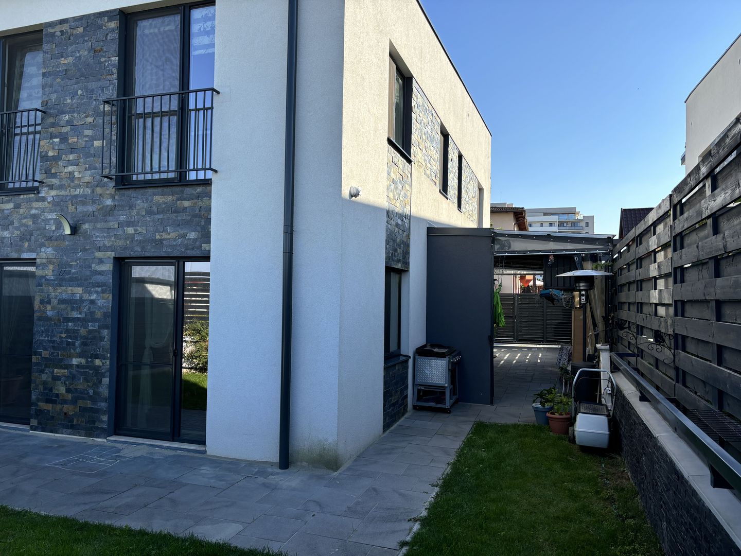 Casa cu Gradina in  Europa, cu 2 Parcari - Poză 2