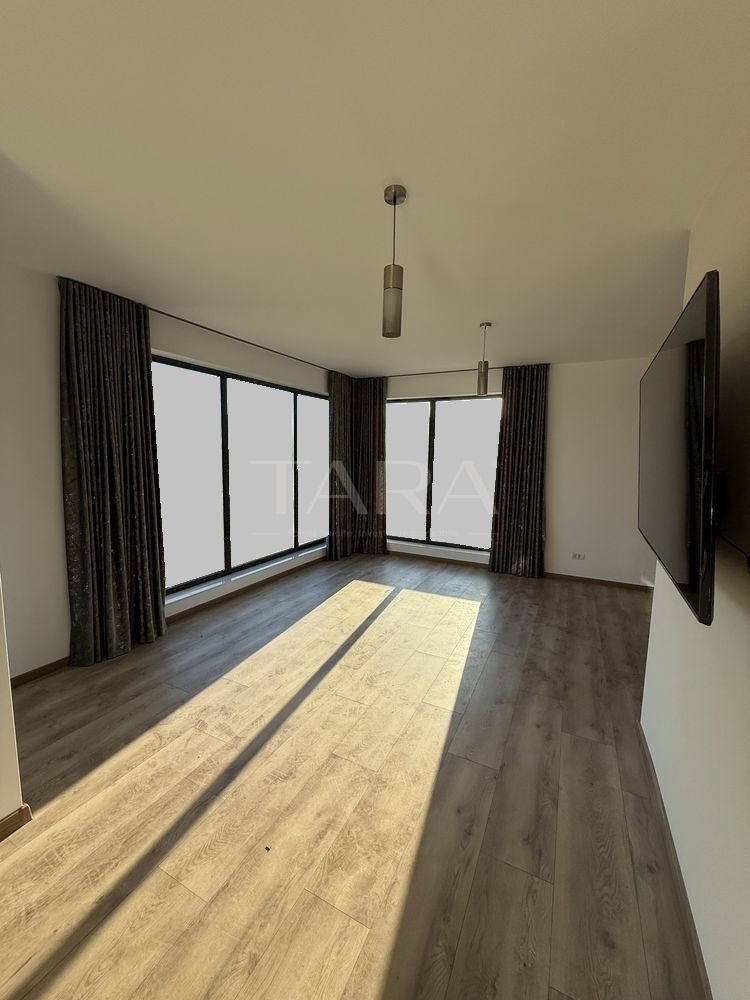 Casă cu 5 camere - Poză 3