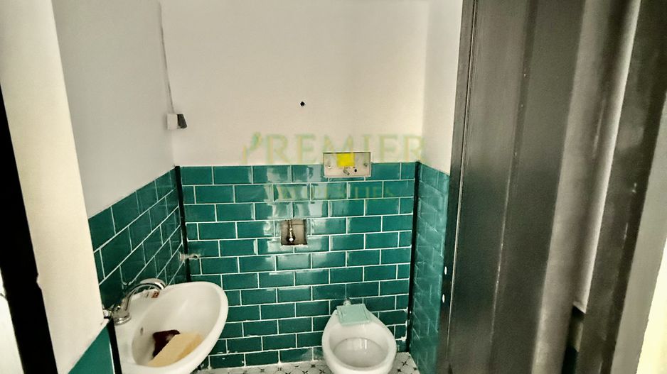 Spațiu comercial renovat, cameră mare și tavan retractabil - Poză 5