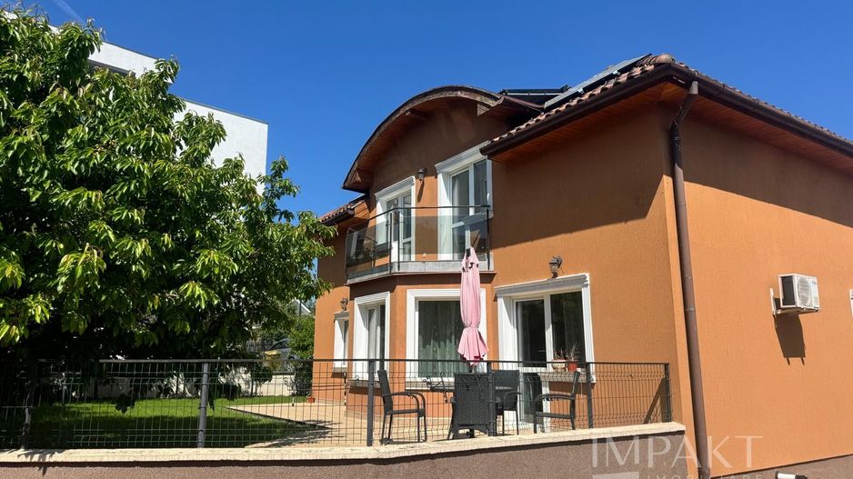 De închiriat – Vilă premium cu panouri fotovoltaice, grădină și garaj - Poză 10