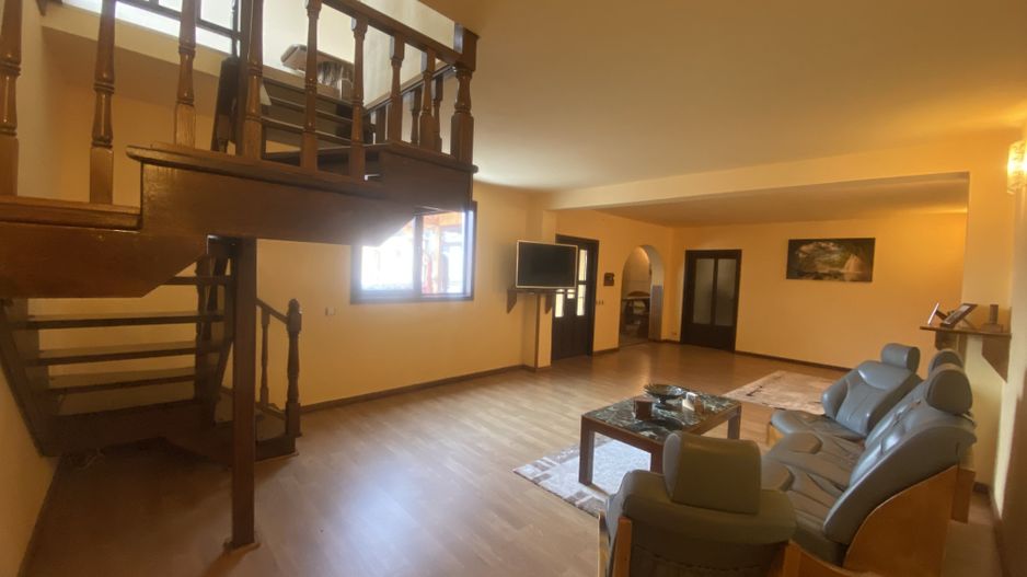 Vanzare casă la poalele Bucegilor!Potential pt. locuinta sau pensiune - Poză 3