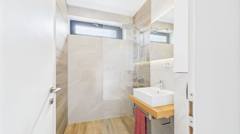 Casă modernă și elegantă, mobilată și utilată - Poză 16