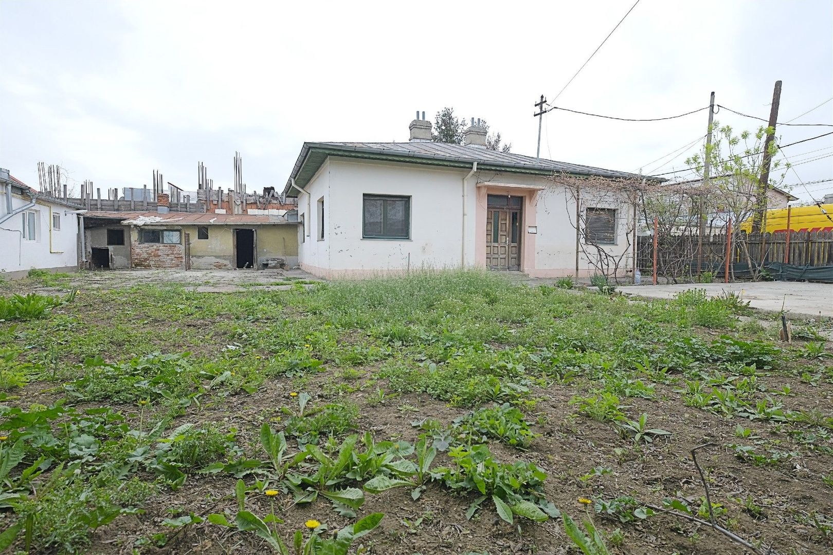 RAHOVA-Str. Muntii Carpati, cu pozitie de colt, casa si teren 580 mp. - Poză 5
