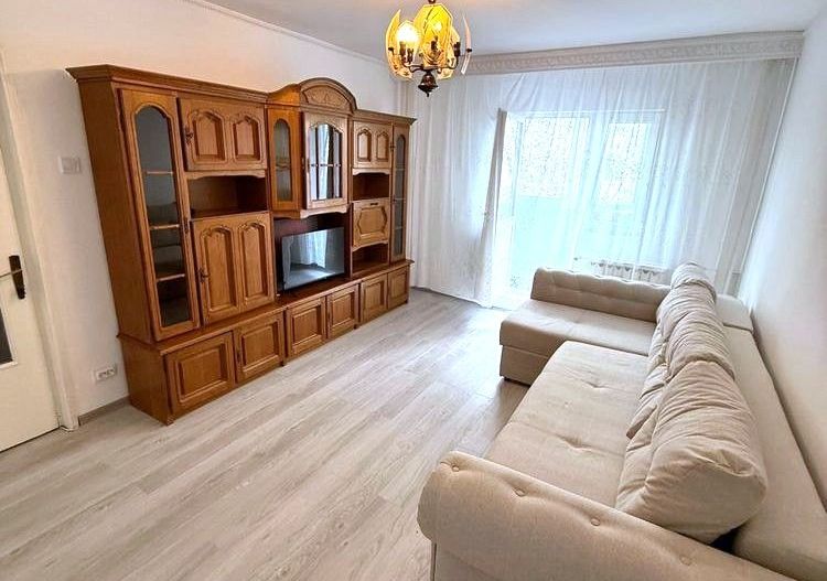 Închiriez Apartament cu 3 camere decomandat, parcare inclusă, metrou Dristor 🚗 - Poză 1