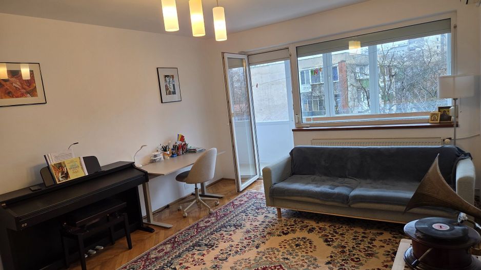 De vanzare apartament 3 camere Drumul Taberei - Poză 2