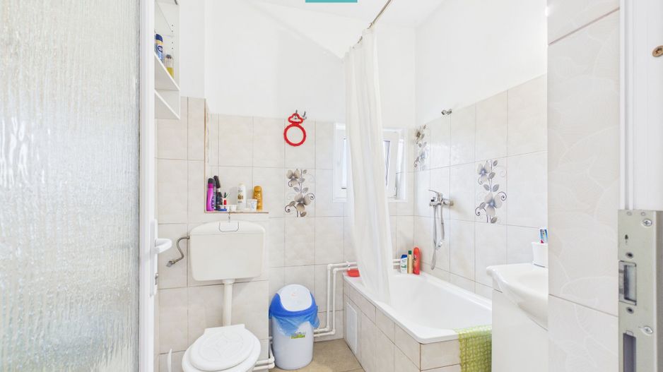 Casă cu 7 camere și teren generos în Șofronea - Poză 4