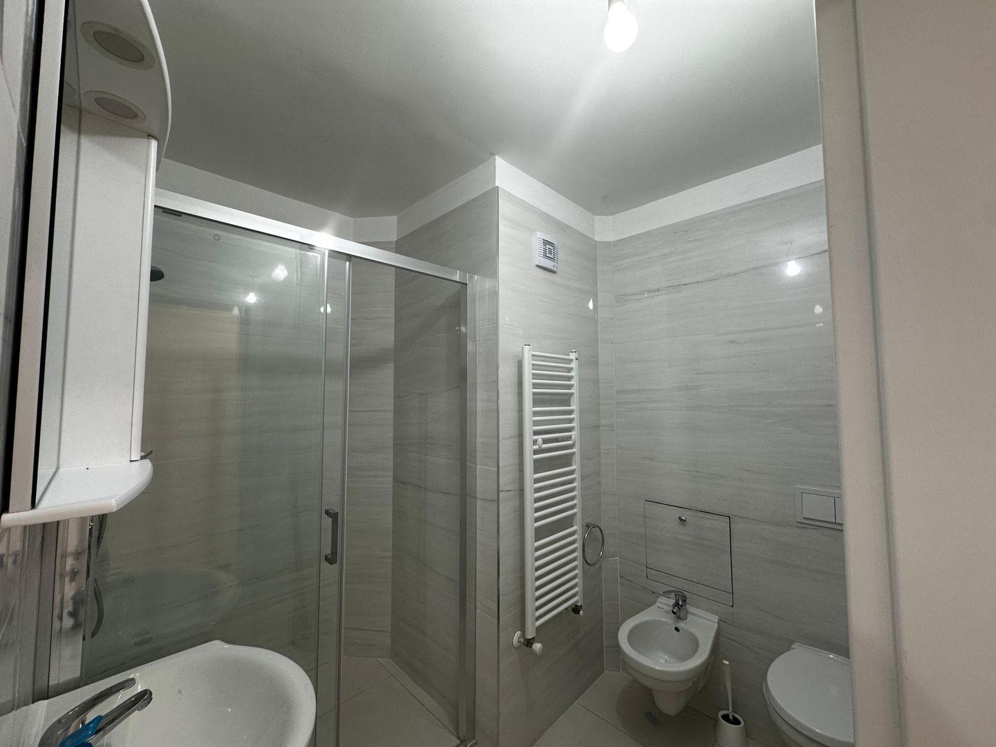 Apartament complet renovat cu 4 camere - Poză 19