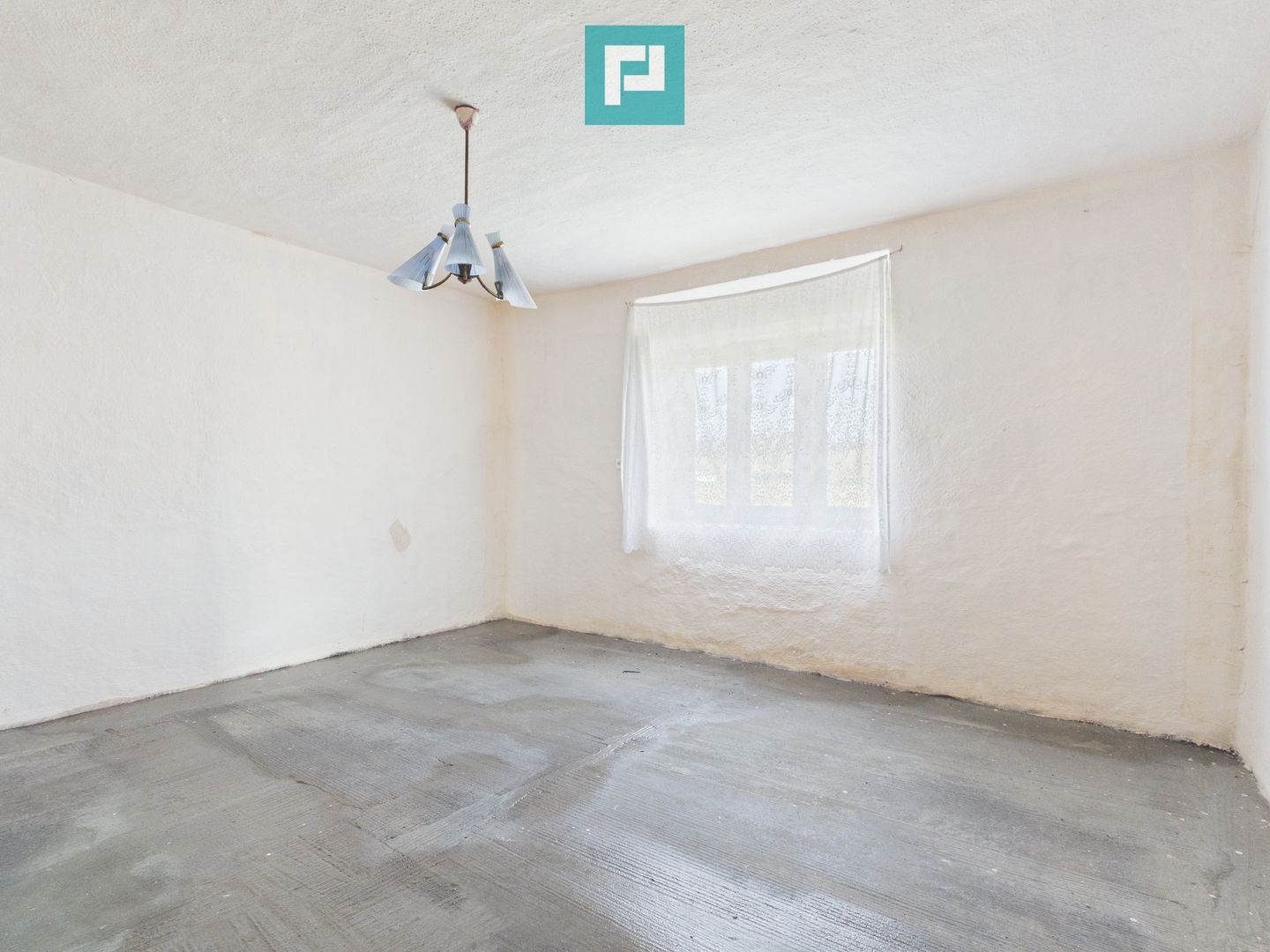 Casă cu teren generos de 6.000 m² - Poză 9