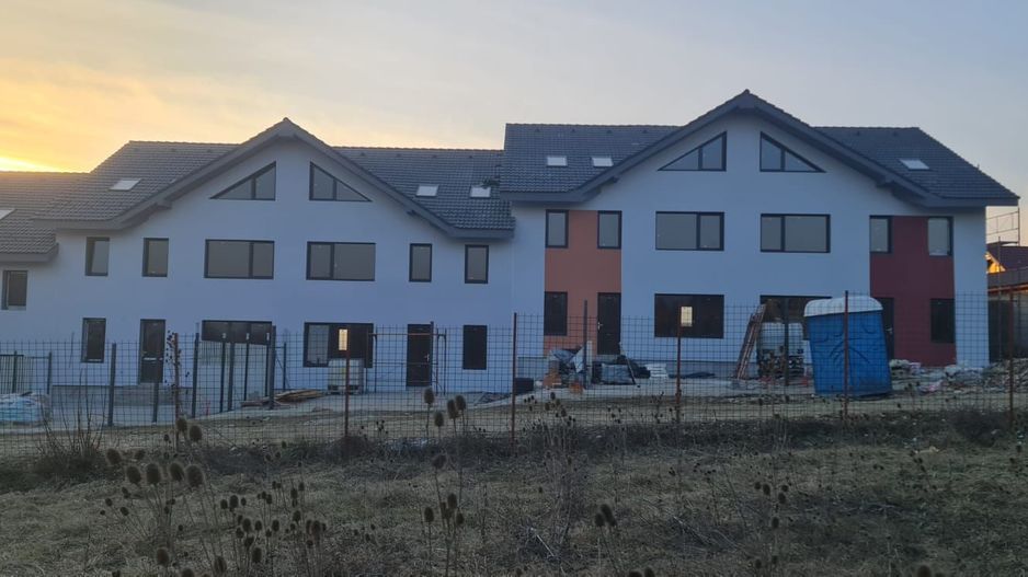 Casa de vânzare tip înșiruita la intrare in Cristian - Poză 5