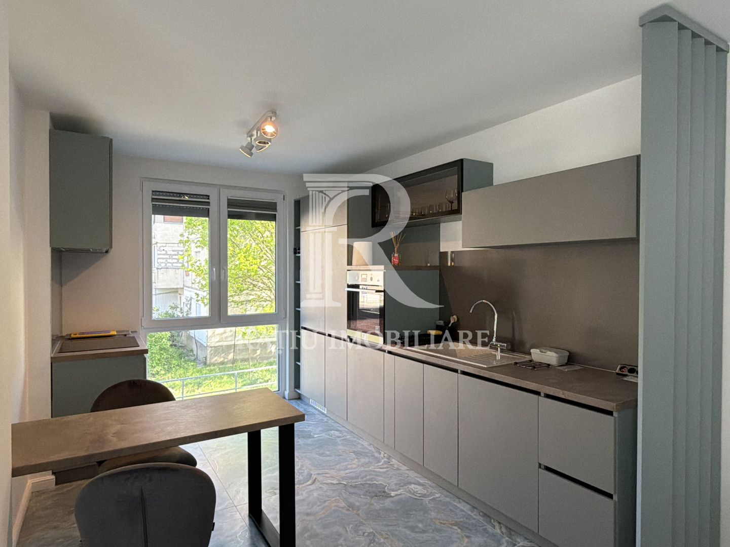 Apartament de LUX de închiriat – PRIMA ÎNCHIRIERE | Locație CENTRALĂ - Poză 3