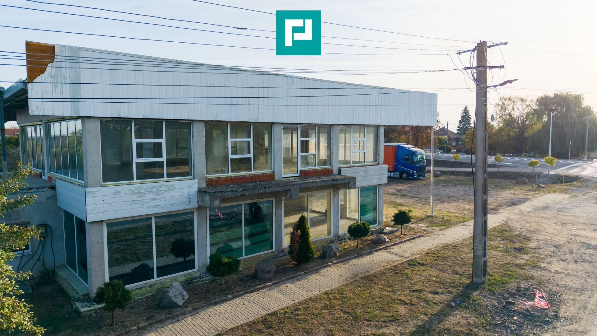 Spatiu comercial cu etaj și teren de 4000mp - Poză 10