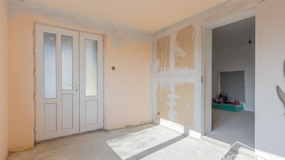 Casă spațioasă cu potențial de renovare și personalizare, în Viișoara - Poză 5