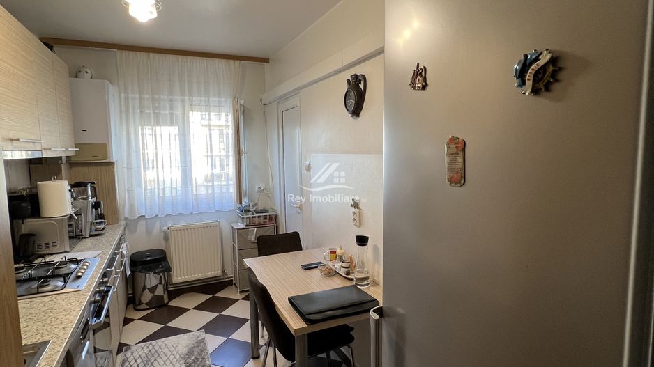 Zona Cireșica/Apartament 3 camere/2băi,balcon,logie,cămară,debara - Poză 7