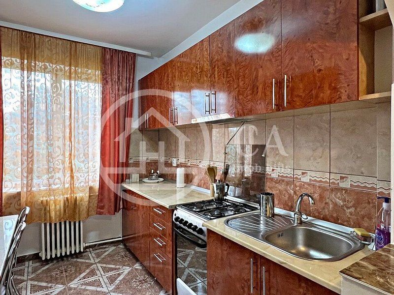 Apartament cu 3 camere de vanzare in zona Rogerius Oradea - Poză 3