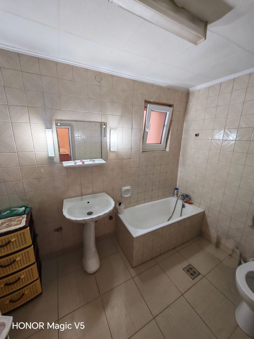 Casă cu teren generos Ghiroda vatra veche - Poză 13