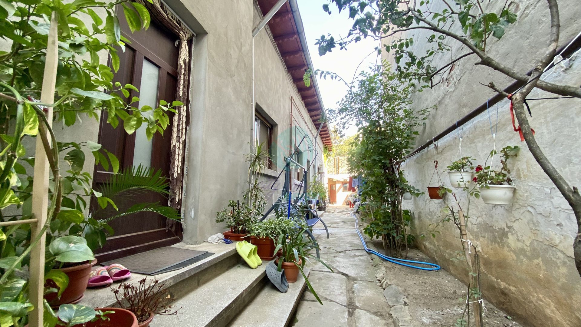 Casa singura in curte  in zona Unirii-Calea Calarasilor - Poză 1