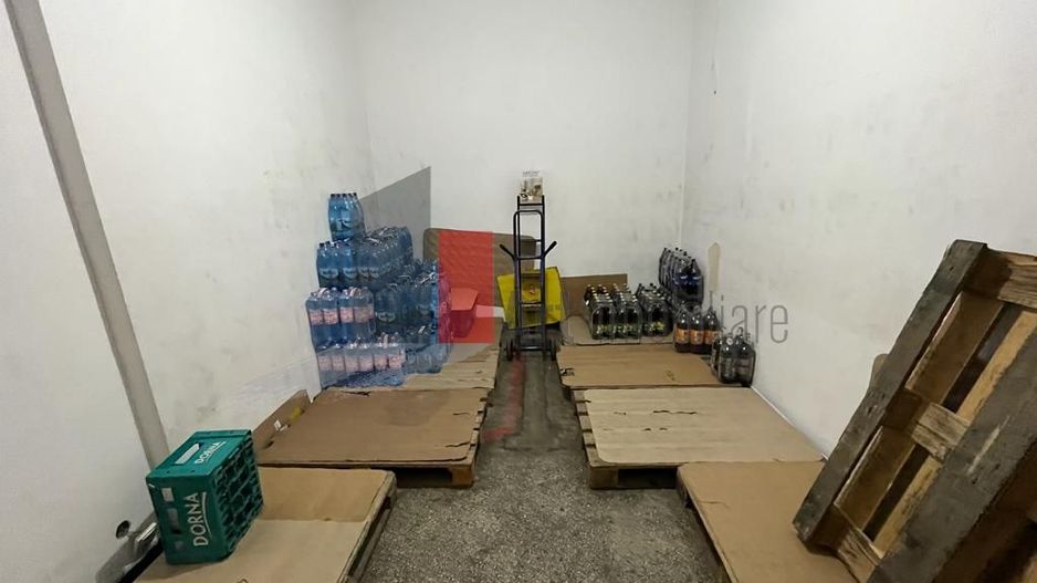 Spatiul "OBERT" , vitrina cu deschidere mare la strada, trafic pietonal si auto - Poză 3