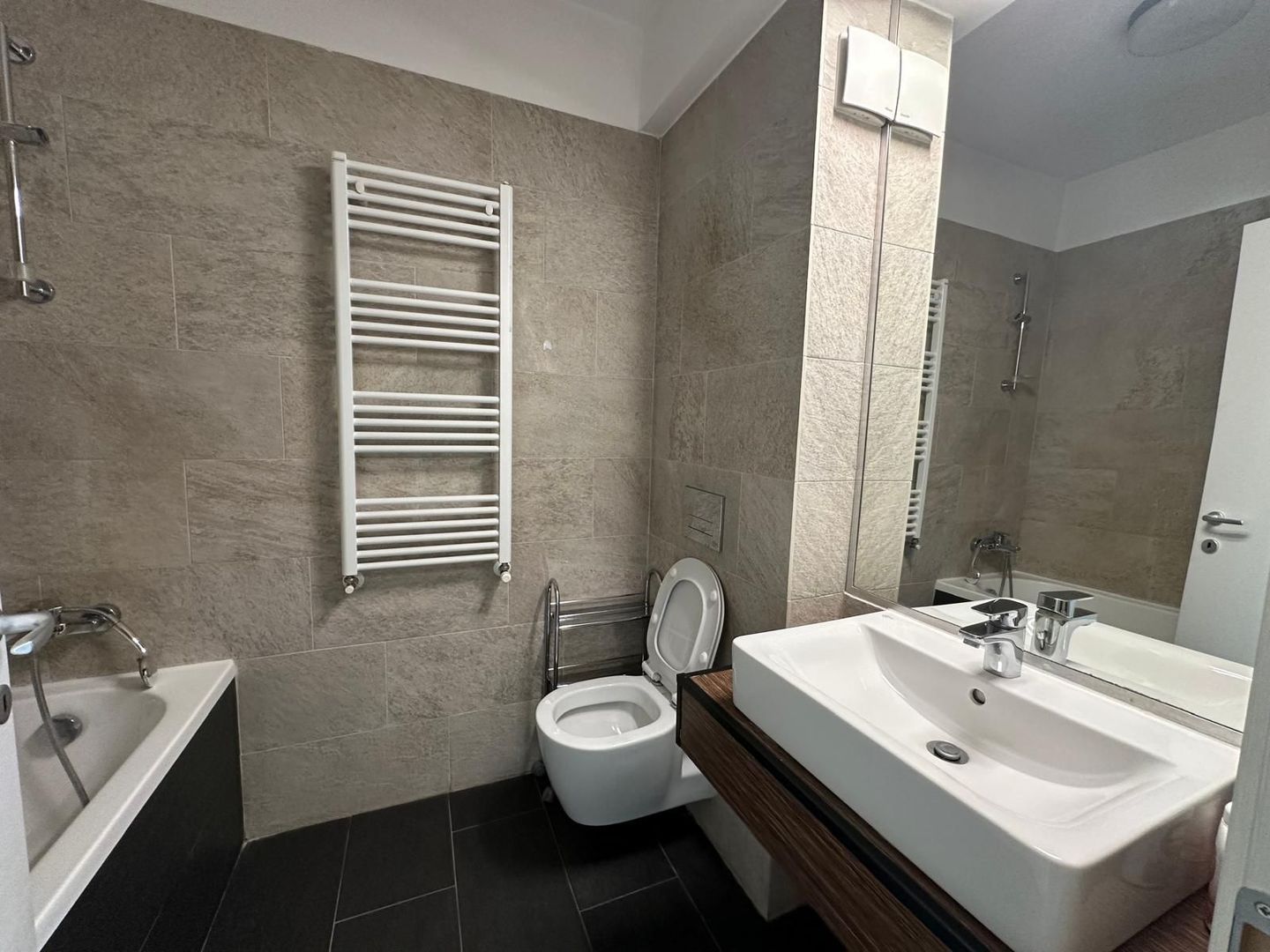 Prelungirea Ghencea – Casă spațioasă, mobilată și utilată, în complex - Poză 13