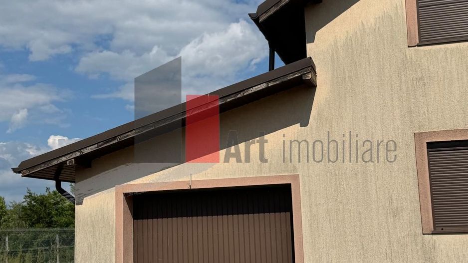 Casa la rosu in Peris - Poză 5