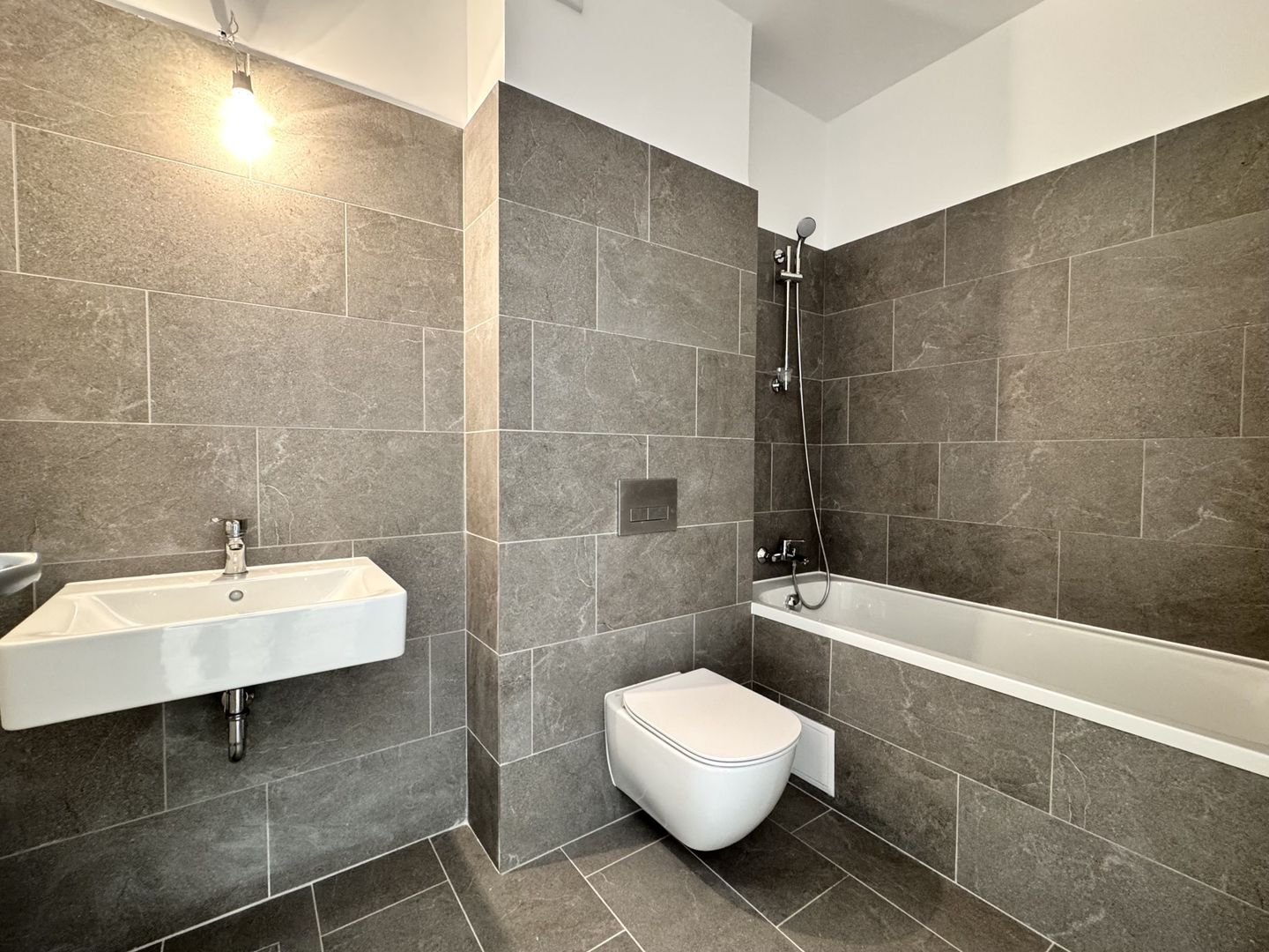 3 camere. Dormitor matrimonial cu baie en-suite. 83 mp Utili. - Poză 8