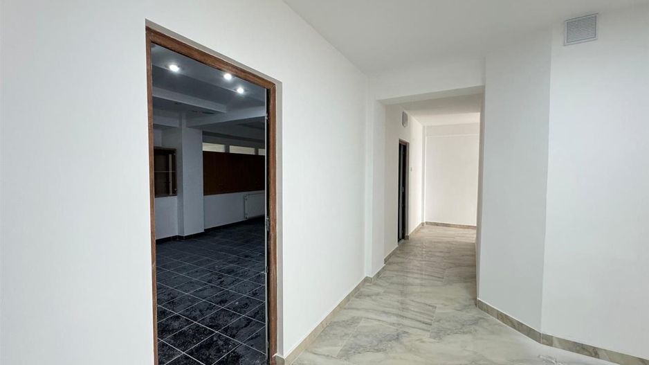 Spatii comerciale moderne de inchiriat, in cladire recent renovata - Poză 15