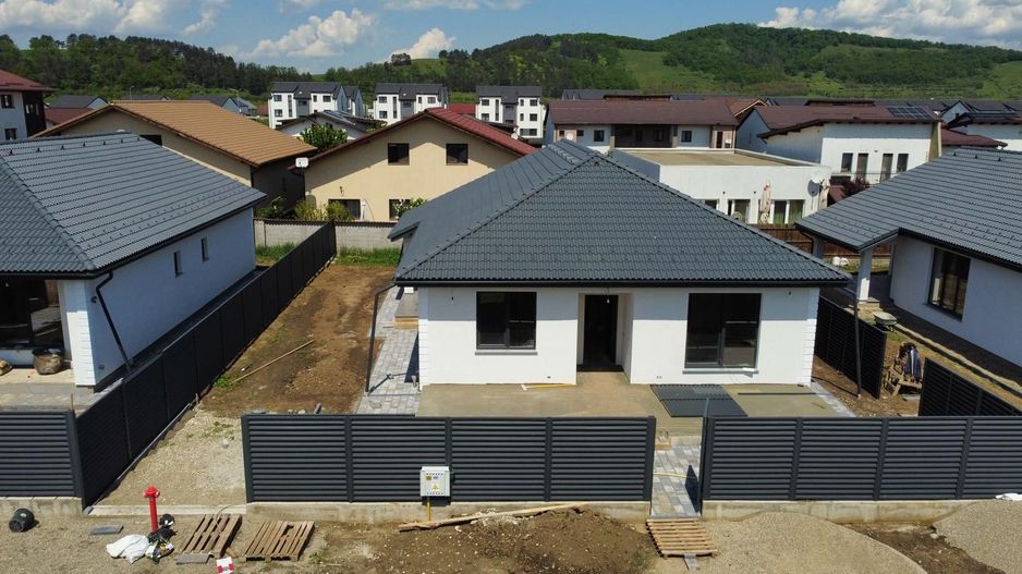 Casa pe parter cu 4 camere de vânzare - Sânpetru - Poză 1