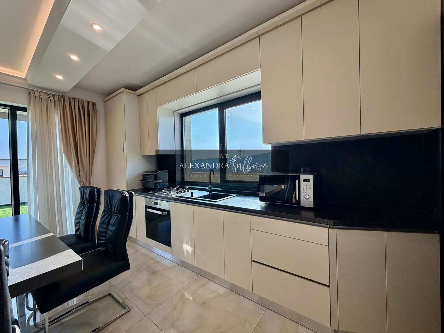 Penthouse de vanzare | 3 camere | 2 bai | 76mp | terasa 76mp | garaj - Poză 5