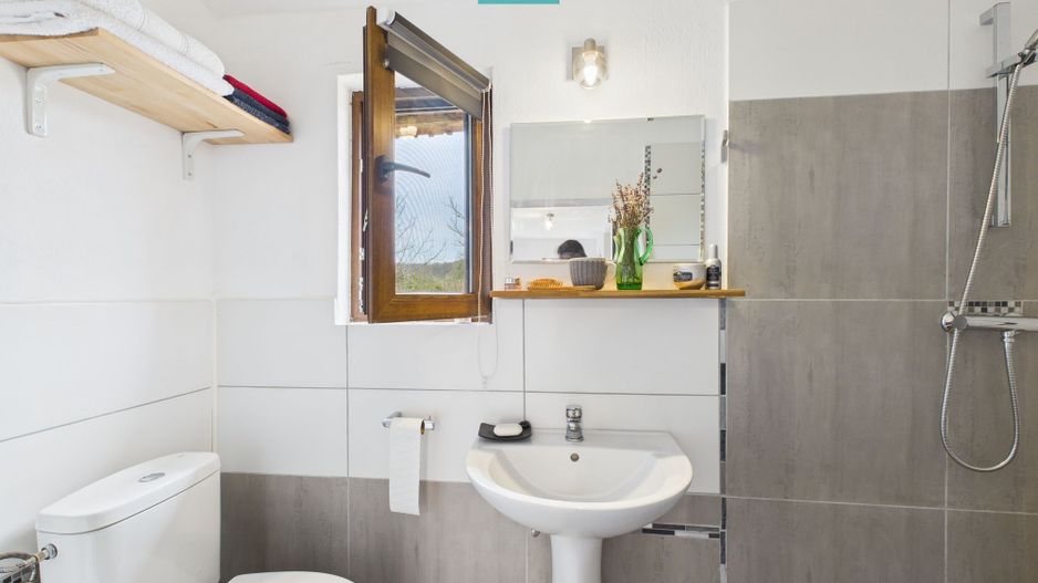 Casă renovată în localitatea Comănești, Arad - Poză 13