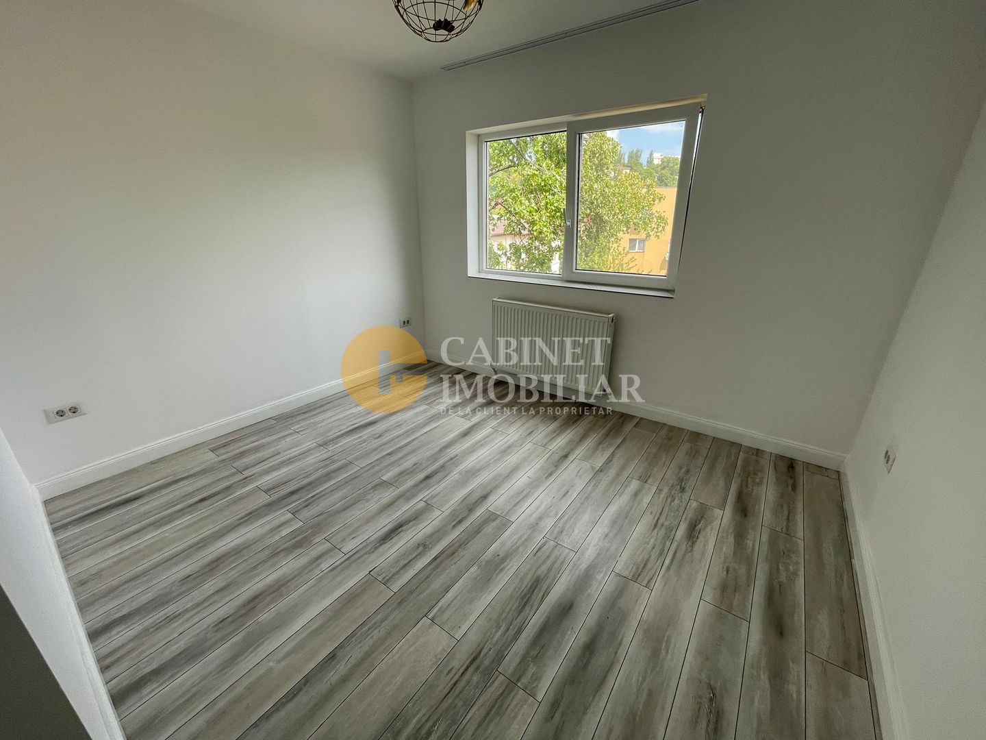 APARTAMENT 2 CAMERE DECOMANDAT - GARA  (RENOVAT) - Poză 1