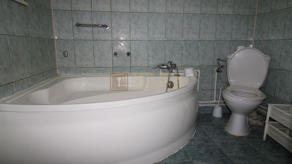 ideal pentru studenti sau o familie, cladire istorica, centrala proprie - Poză 3