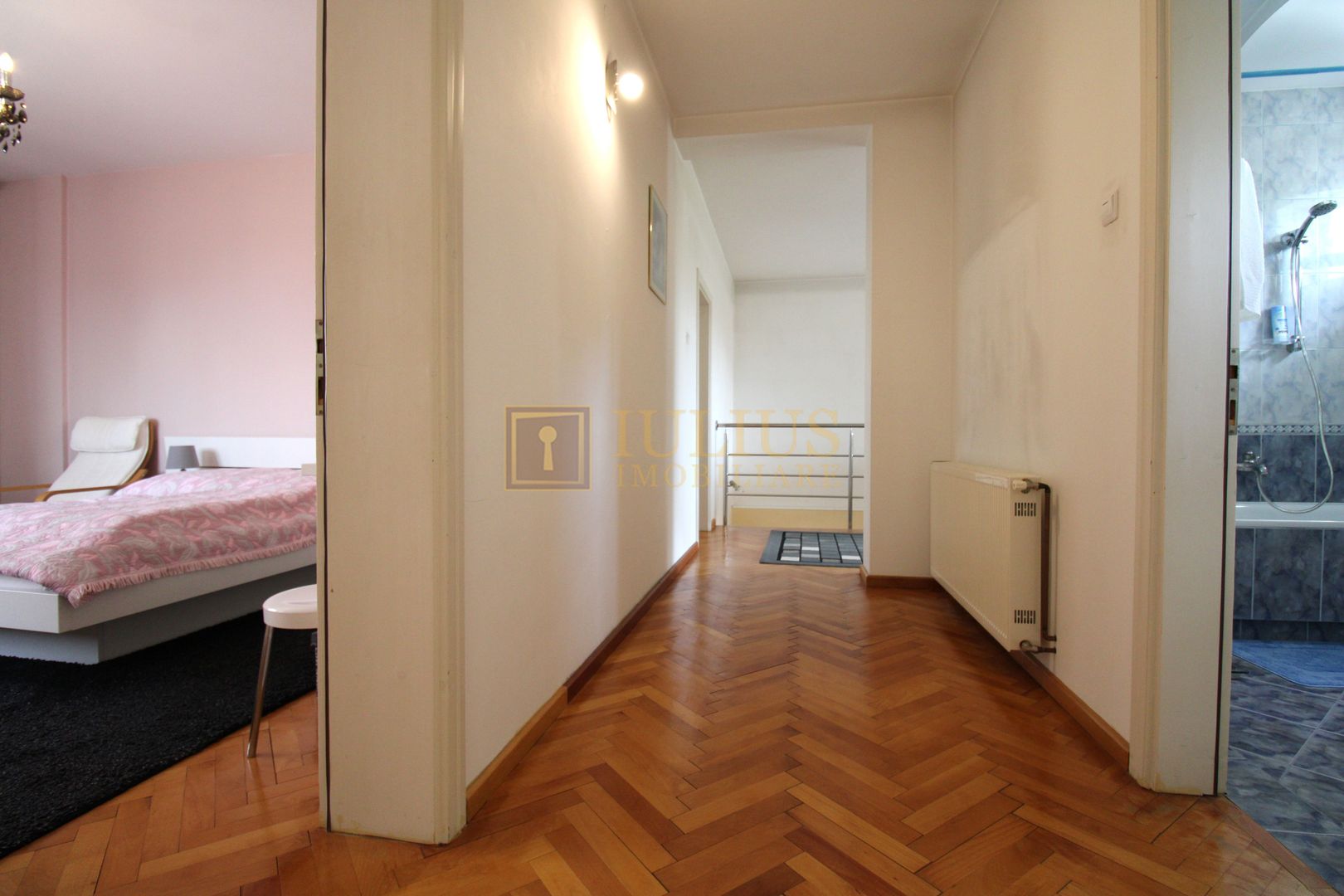 3 dormitoare, 3 bai, living spatios, 2 terase si curte. - Poză 24