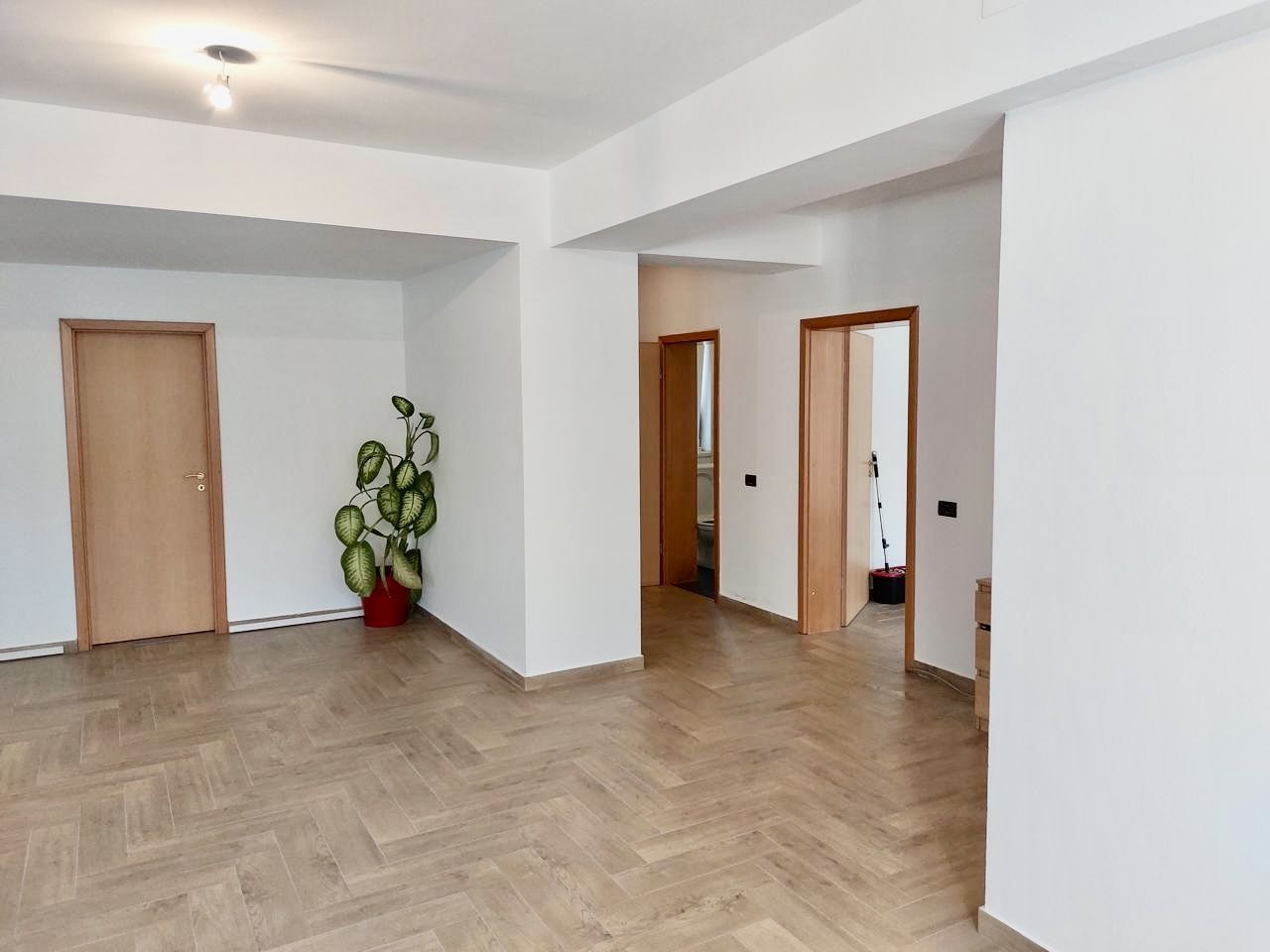Birou 122 mp – parter, renovat, parcare inclusă - Poză 3