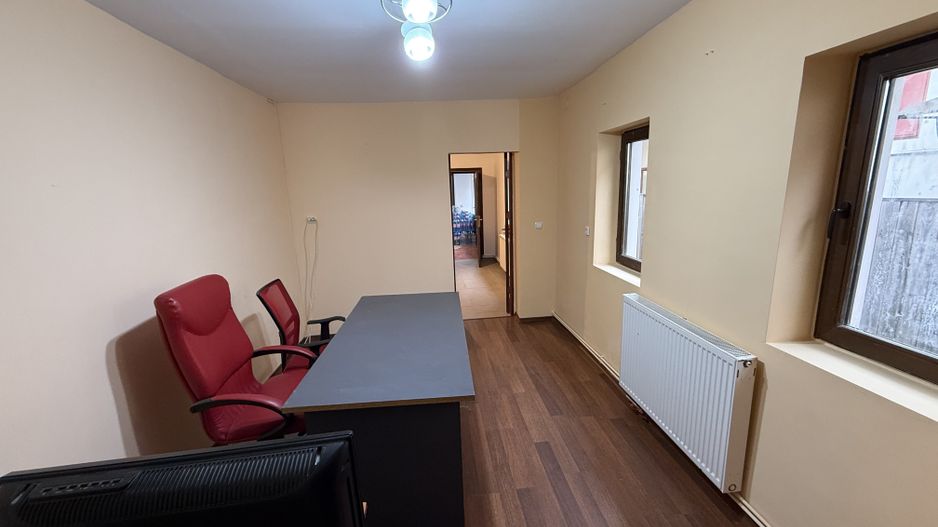 Spațiu de închiriat în Vilă - 2 camere+birou+curte în Campina - Poză 1