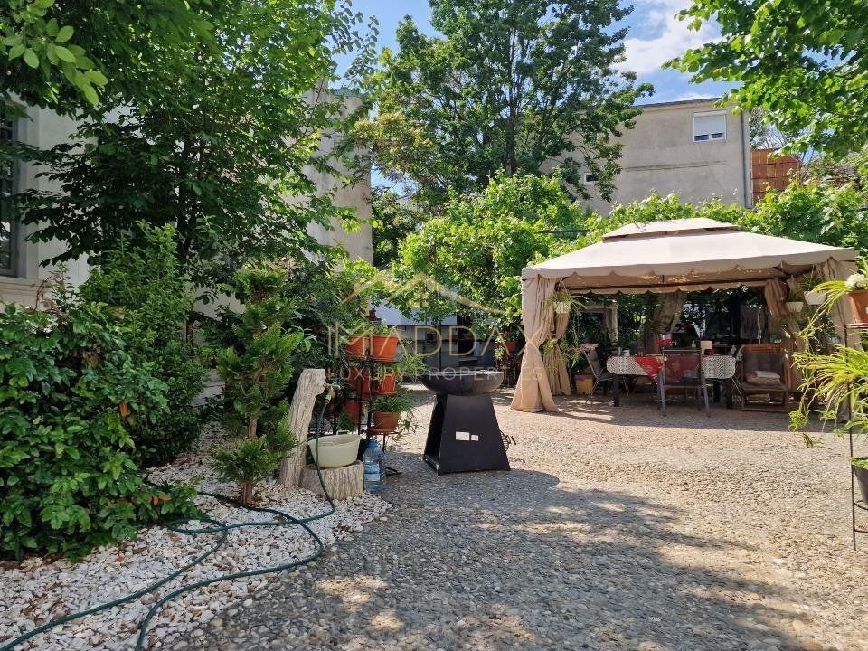 P+M (1000mp), curte (1750mp), 70 incaperi, 35 camere Unirii, multiple destinatii - Poză 6