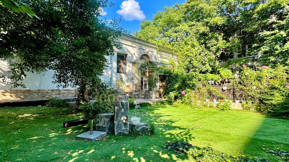 Spre Vânzare Proprietate remarcabilă cu 6 camere în inima Iașului ! - Poză 19