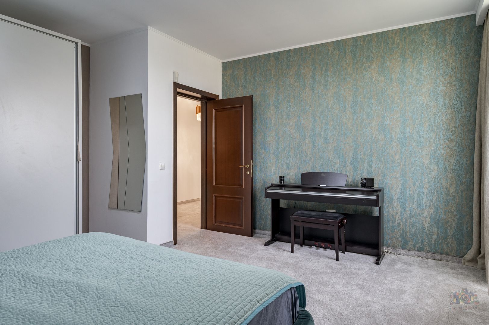 Vilă renovată P+1+M  | Foișor vitrat, grădină și jacuzzi - Poză 14
