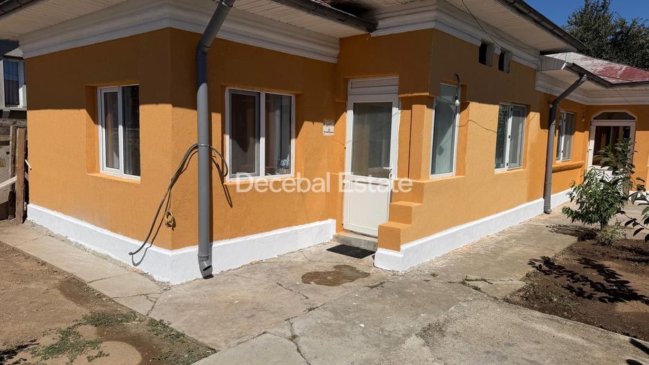 Casa berceni 105 mp utili mobilat , centru curte 425mp  gaze asfalt - Poză 1