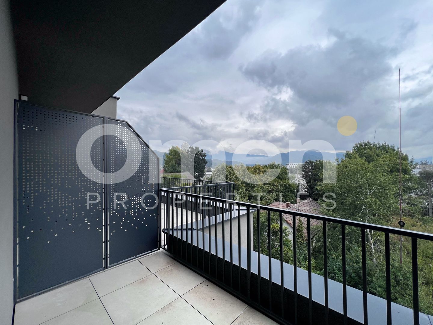 Apartament de 3 camere cu terasă generoasă, în complex nou. - Poză 1