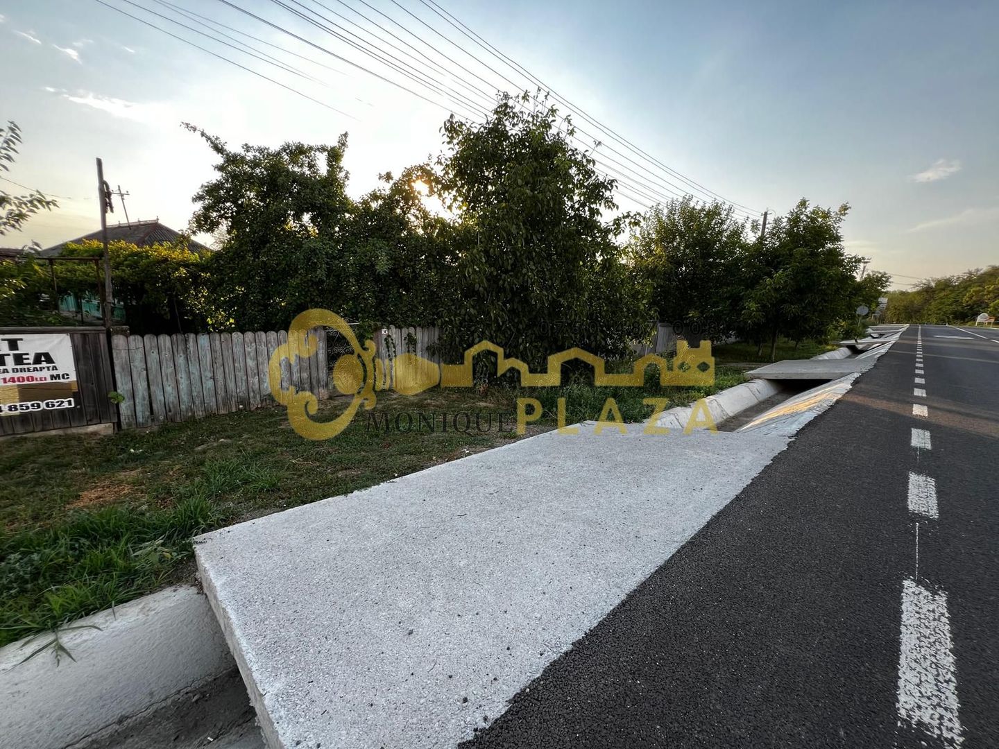 Teren | Acces auto | Fantana | Pomi | Utilitati | Teren împrejmuit | - Poză 1