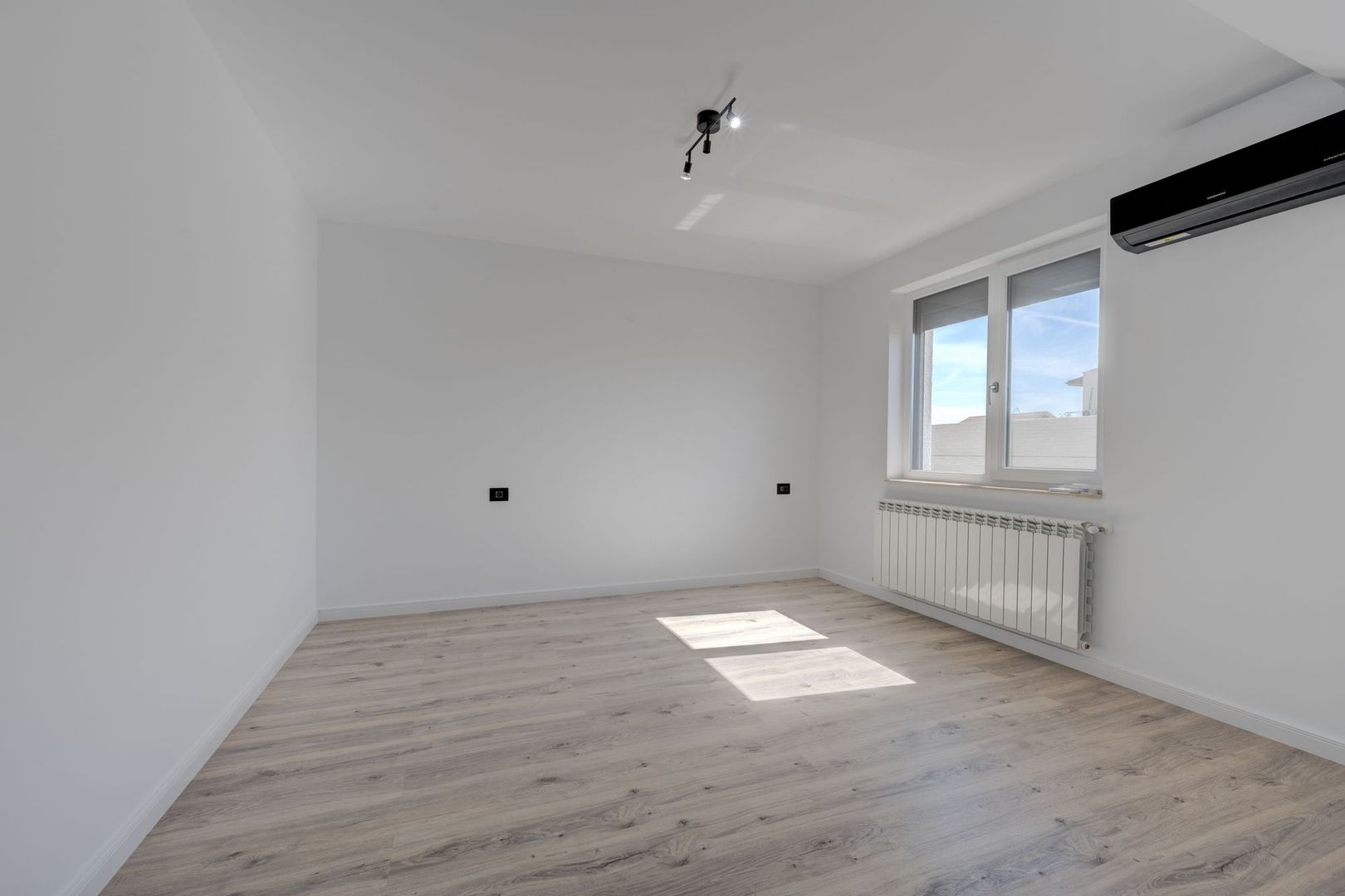 CASA TIPLA, Racordata la toate Utilitățile ! Domnești ! - Poză 8