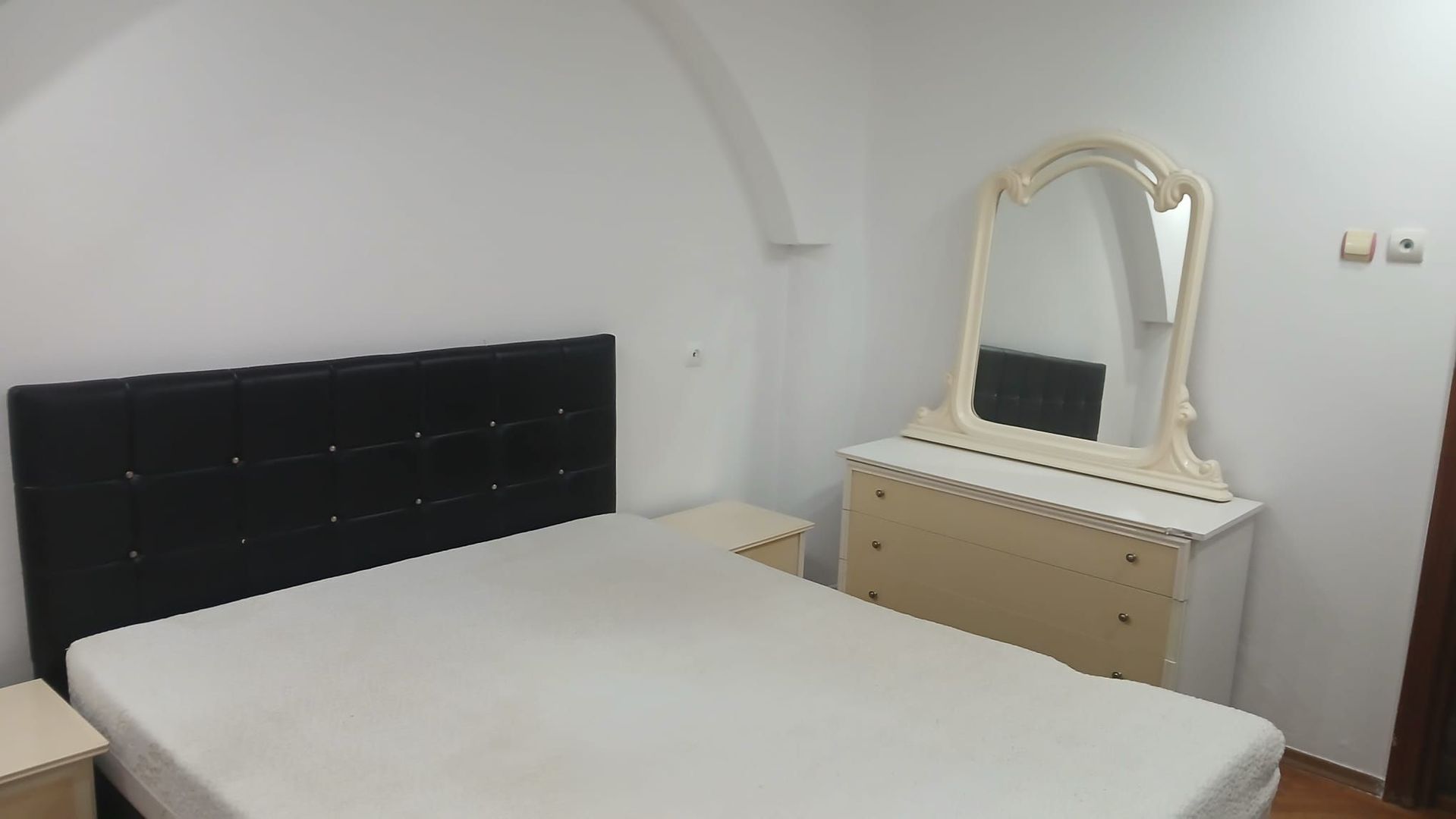 De inchiriat apartament cu 3 camere, I. C. Frimu, etaj 3, 450 euro - Poză 1