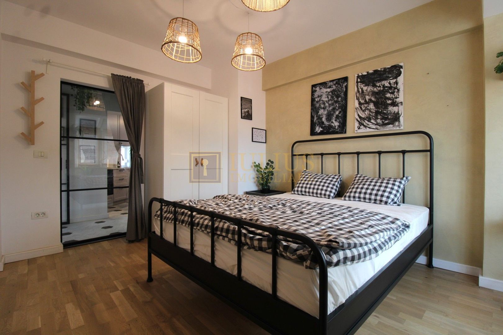 3 camere, ultracentral, centrala proprie - Poză 1