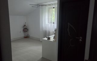 Vilă spațioasă de vânzare în sat Carlig, ideală pentru două familii - Poză 4
