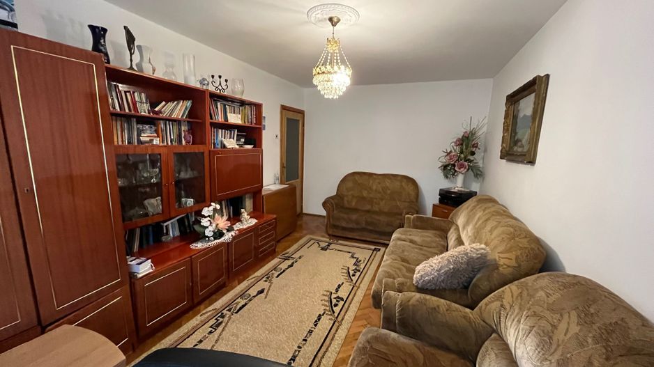 De vanzare - Apartament 3 camere si balcon spatios, decomodat - zona Lipovei - Poză 1
