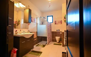Somptuozitate in stil modern, 2 garaje, 3 terase, totul pe 1.000 mp teren - Poză 27